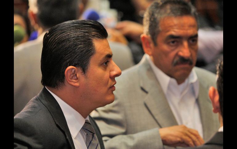 José María Martínez (izq) y Roberto Marrufo, durante la sesión plenaria ayer en el Congreso. A. NÚÑEZ  /