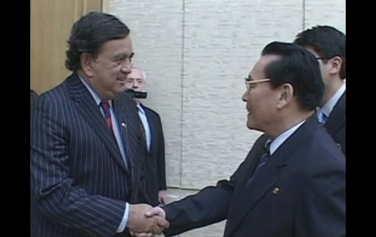 El gobernador de Nuevo México, Bill Richardson (izquierda), es recibido por Kim Yong Dae (derecha). AP  /