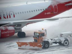 Un quitanieves despeja la pista del aeropuerto de Hanover (Alemania). EFE  /