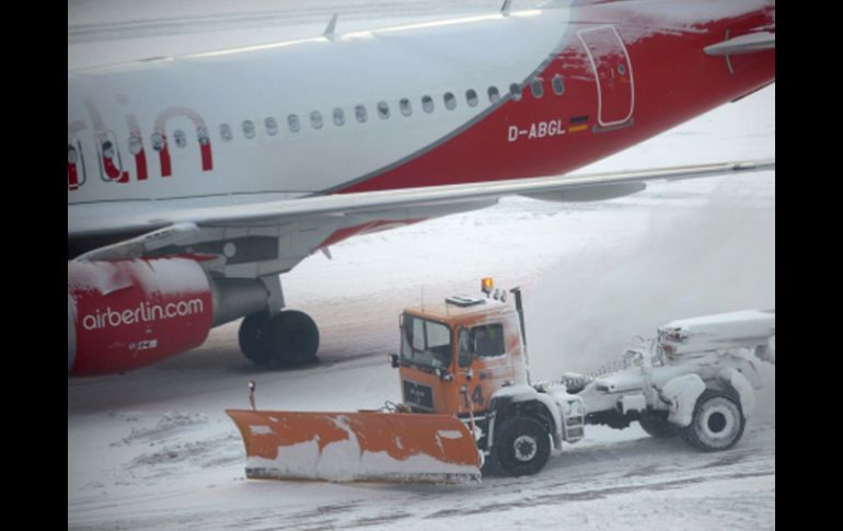 Un quitanieves despeja la pista del aeropuerto de Hanover (Alemania). EFE  /