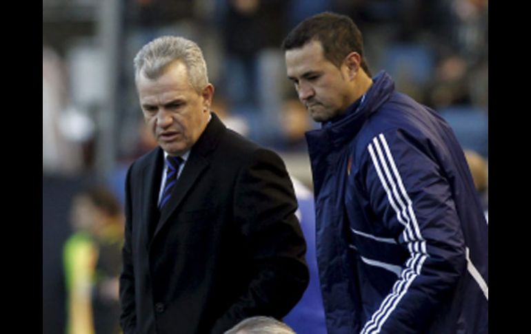 Javier Aguirre y Manuel Vidrio durante el pasado partido ante el Osasuna, Aguirre espera contrartar a Gio para los Maños. EFE  /