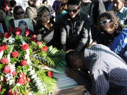 Familiares y amigos lloran en el ataúd de la activista Marisela Escobedo. REUTERS  /