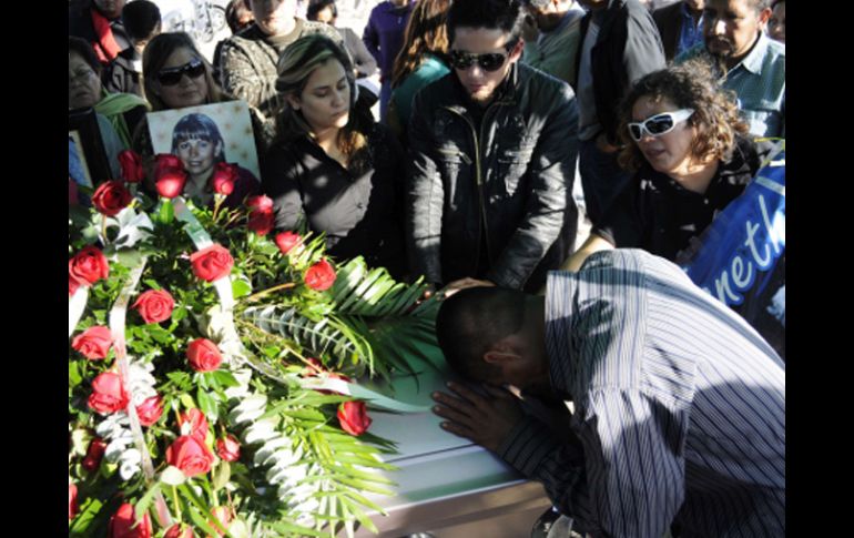 Familiares y amigos lloran en el ataúd de la activista Marisela Escobedo. REUTERS  /