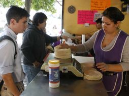 En el D.F. corroboraron que el precio de la tortilla se vende en 10 pesos en algunos establecimientos, cuando debe costar ocho. ARCHIVO  /