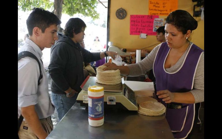 En el D.F. corroboraron que el precio de la tortilla se vende en 10 pesos en algunos establecimientos, cuando debe costar ocho. ARCHIVO  /