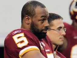 Donovan McNabb vio como una falta de respeto la manera en que su entrenador lo mandó a la banca. AP  /