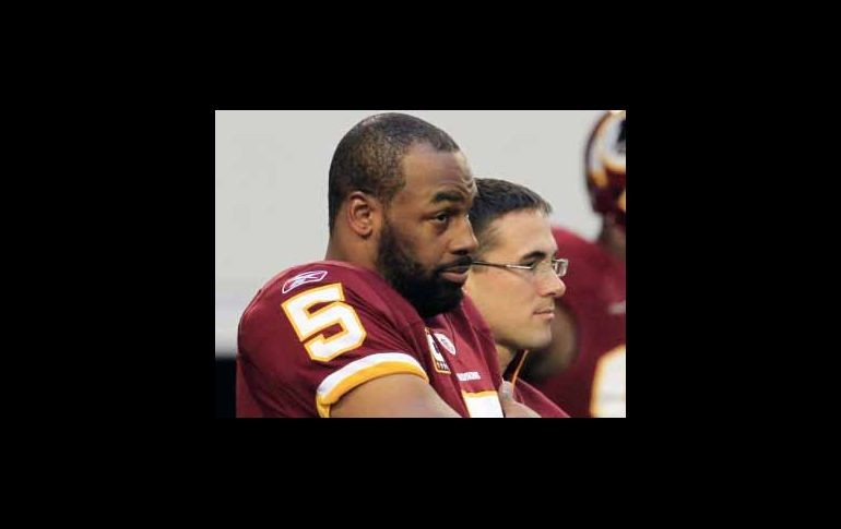 Donovan McNabb vio como una falta de respeto la manera en que su entrenador lo mandó a la banca. AP  /