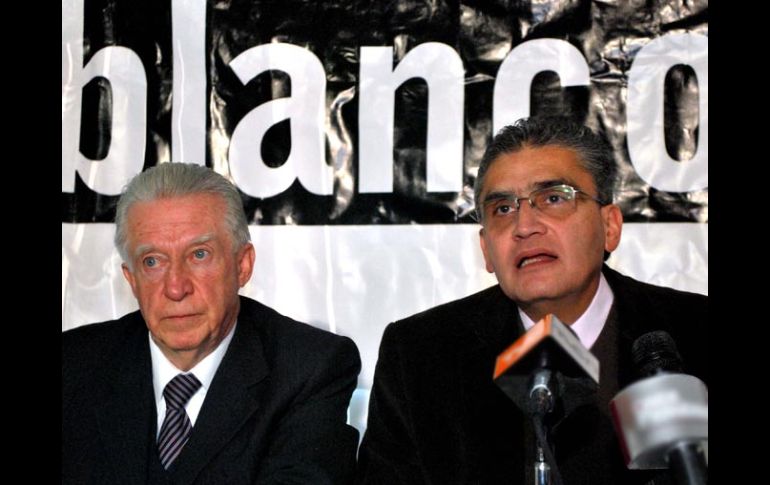 Guillermo Velasco Arzac (izq.) y José Antonio Ortega, presentaron la postura de Movimiento Blanco. EL UNIVERSAL  /