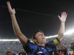 Zanetti festejando el título en el Mundial de Clubes. REUTERS  /