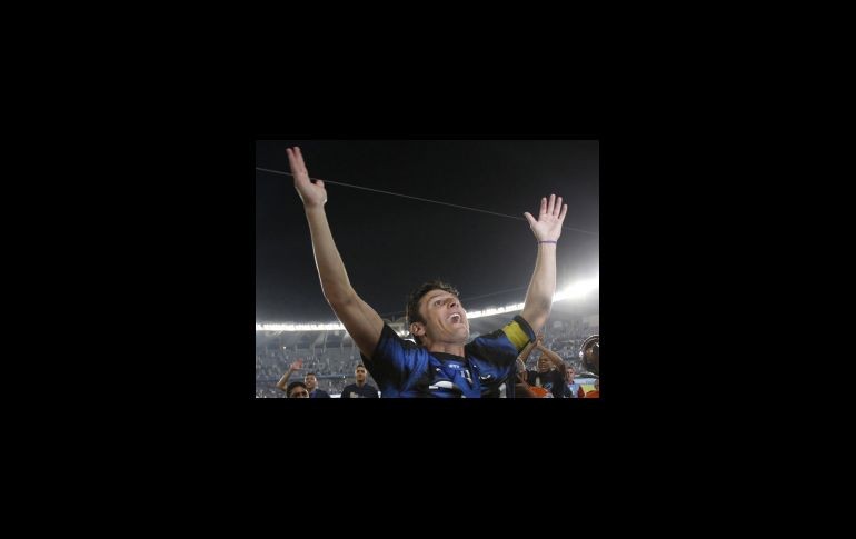 Zanetti festejando el título en el Mundial de Clubes. REUTERS  /