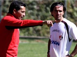 Gerardo Espinoza durante un entrenamiento con el director técnico, Benjamín Galindo. MEXSPORT  /