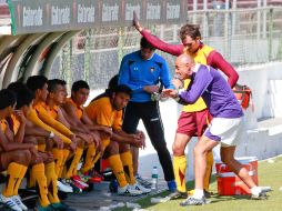 Sánchez Solá habla con sus jugadores, al término del encuentro disputado en el estadio Tres de Marzo. EL INFORMADOR  /