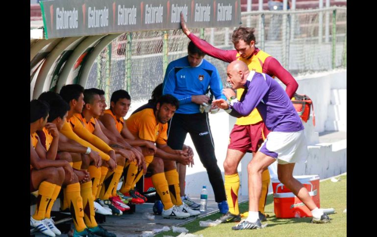 Sánchez Solá habla con sus jugadores, al término del encuentro disputado en el estadio Tres de Marzo. EL INFORMADOR  /