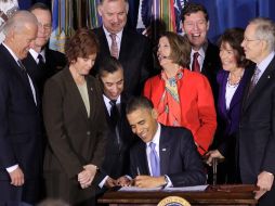 Barack Omaba, durante la firma de la ley que pone fin a la política de ocultar la orientación sexual en las fuerzas armadas. AP  /