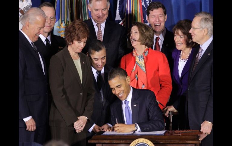 Barack Omaba, durante la firma de la ley que pone fin a la política de ocultar la orientación sexual en las fuerzas armadas. AP  /