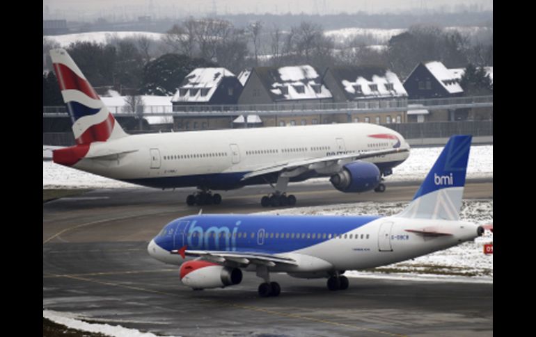 Dos aviones esperan su turno para despegar en la pista del aeropuerto de Heathrow. EFE  /