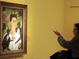 Una mujer contempla la obra ''Autorretrato con monos'' que acoge el Museo Pera en Estambul. EFE  /