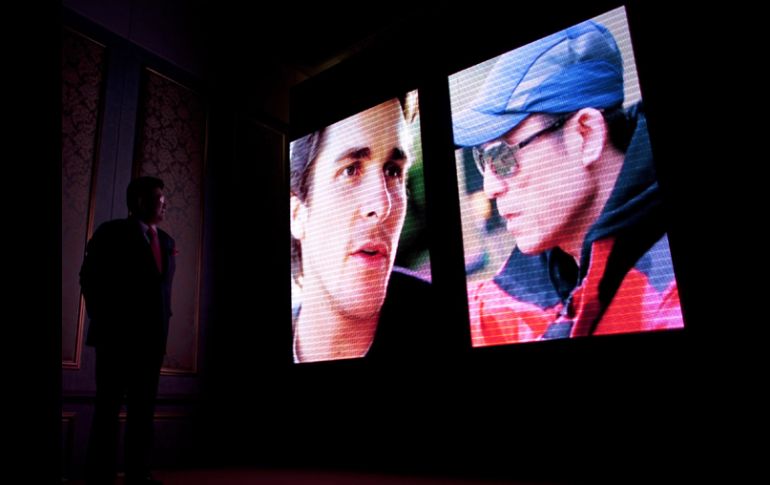 Muestran en una pantalla a Bale y el director  Zhang Yimou, durante una conferencia de prensa para promocionar la nueva película. AP  /