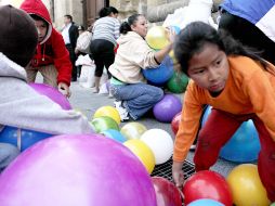 Aun que el evento fue dirigido a los niños, hubo mayores tomando más de una pelota. E. BARRERA  /