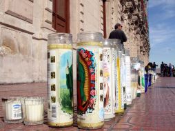 Veladoras afuera del Palacio de Gobierno en Chihuahua, colocadas en memoria de Marisela Escobedo. NTX  /