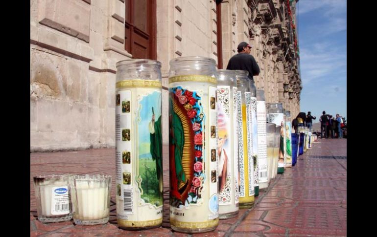 Veladoras afuera del Palacio de Gobierno en Chihuahua, colocadas en memoria de Marisela Escobedo. NTX  /