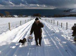 Un hombre camina por las calles de Irlanda. REUTERS  /