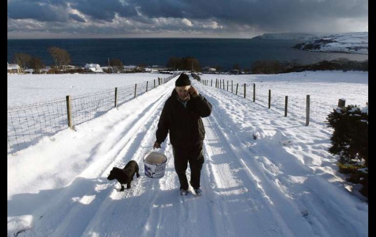 Un hombre camina por las calles de Irlanda. REUTERS  /