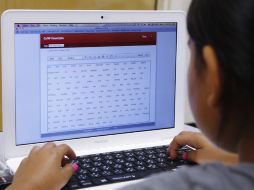 Estudiantes de la escuela de inmersión lingüística de la tribu usan los caracteres chéroqui en computadoras especiales. AFP  /