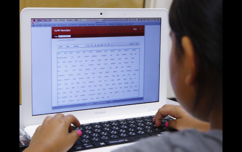 Estudiantes de la escuela de inmersión lingüística de la tribu usan los caracteres chéroqui en computadoras especiales. AFP  /