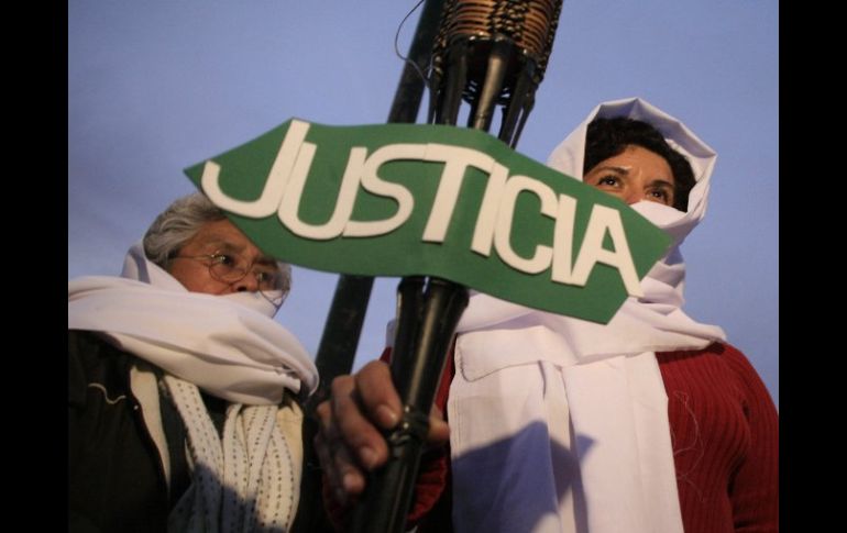 Manifestantes marcharon el miércoles, en Ciudad Juárez, para pedir justicia en nombre de la activista asesinada Marisela Escobedo. EFE  /