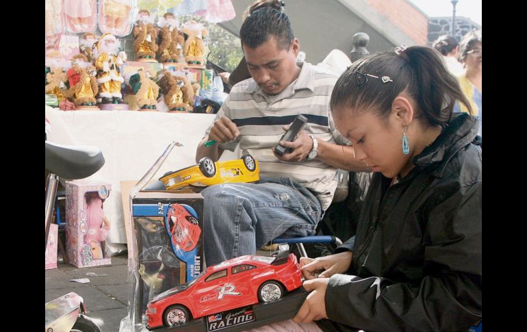 La Profeco hace un llamado a la población para evitar la compra de artículos en comercios informales. EL INFORMADOR  /