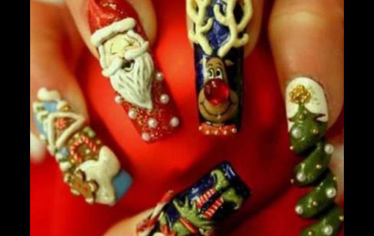 No basta con vestir un atuendo adecuado a la época, tus uñas también pueden lucir el estilo navideño. ESPECIAL  /