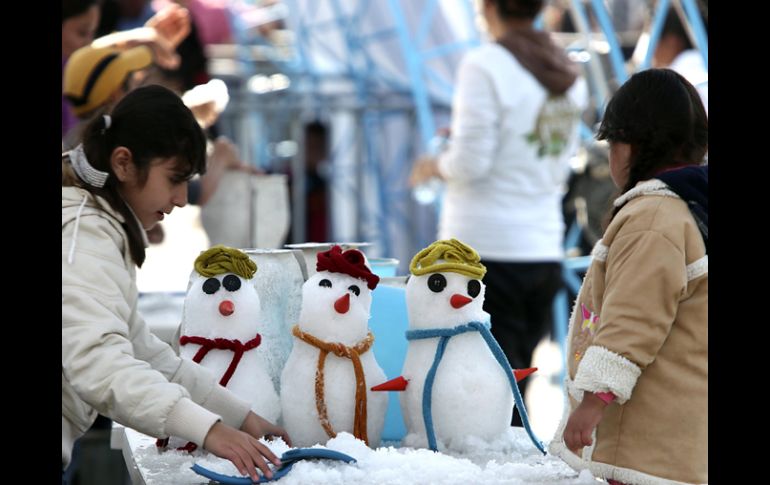 Aspecto de la pista de hielo instalada en la explanada del zócalo capitalino. EL UNIVERSAL  /