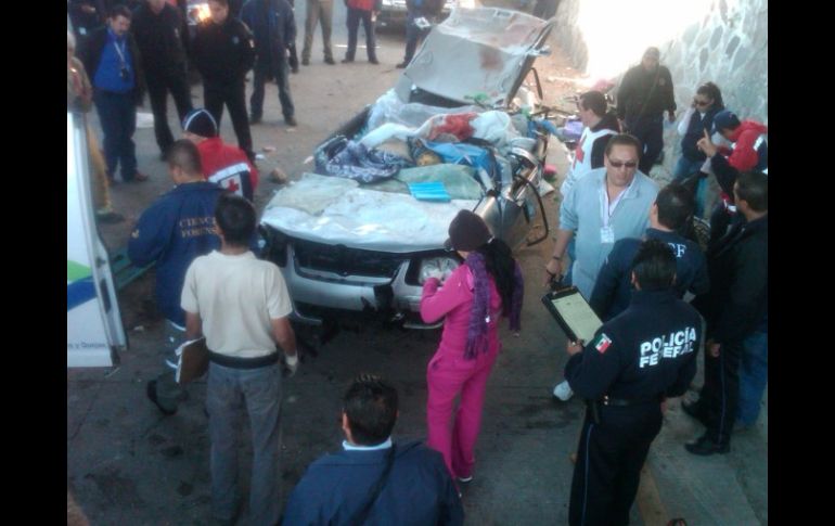 Elementos de Protección Civil municipal acudieron a asegurar los cuerpos del accidente sobre carretera a Zapotlanejo. M. PATIÑO  /