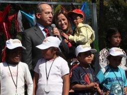 Felipe Calderón Hinojosa y su esposa Margarita Zavala, durante la posada que se llevó a cabo en Los Pinos. NTX  /