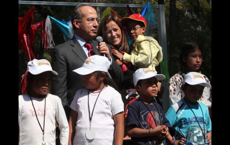 Felipe Calderón Hinojosa y su esposa Margarita Zavala, durante la posada que se llevó a cabo en Los Pinos. NTX  /