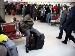 En Dublín 40 mil pasajeros fueron afectados por la nieve y aún esperan en los aeropuertos. EFE  /