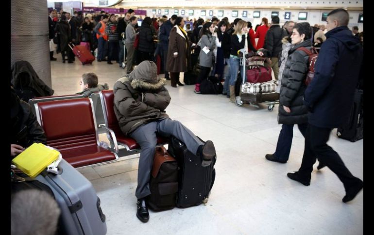 En Dublín 40 mil pasajeros fueron afectados por la nieve y aún esperan en los aeropuertos. EFE  /