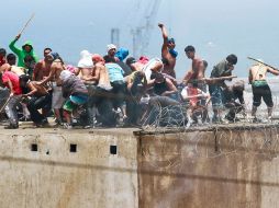 Los incidentes iniciaron luego de una pelea entre bandas rivales al interior de la Torre Tres del recinto. REUTERS  /