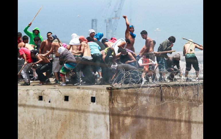 Los incidentes iniciaron luego de una pelea entre bandas rivales al interior de la Torre Tres del recinto. REUTERS  /