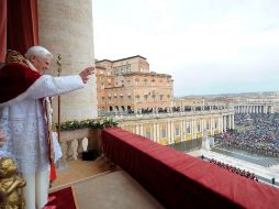 Benedicto XVI mientras pronuncia su tradicional Mensaje de Navidad desde el balcón de la Basílica de San Pedro del Vaticano. EFE  /