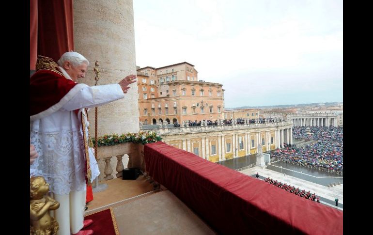 Benedicto XVI mientras pronuncia su tradicional Mensaje de Navidad desde el balcón de la Basílica de San Pedro del Vaticano. EFE  /