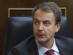 José Luis  Rodríguez Zapatero mira durante una sesión plenaria en el Parlamento español en Madrid. AP  /