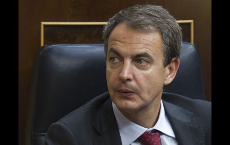 José Luis  Rodríguez Zapatero mira durante una sesión plenaria en el Parlamento español en Madrid. AP  /