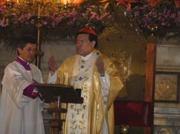 Norberto Rivera Carrera celebrando la misa de Nochebuena en la Catedral Metropolitana. NOTIMEX  /