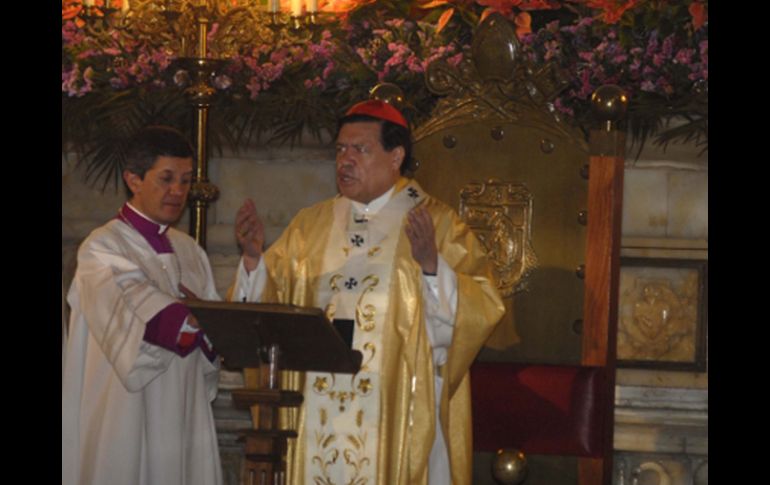 Norberto Rivera Carrera celebrando la misa de Nochebuena en la Catedral Metropolitana. NOTIMEX  /