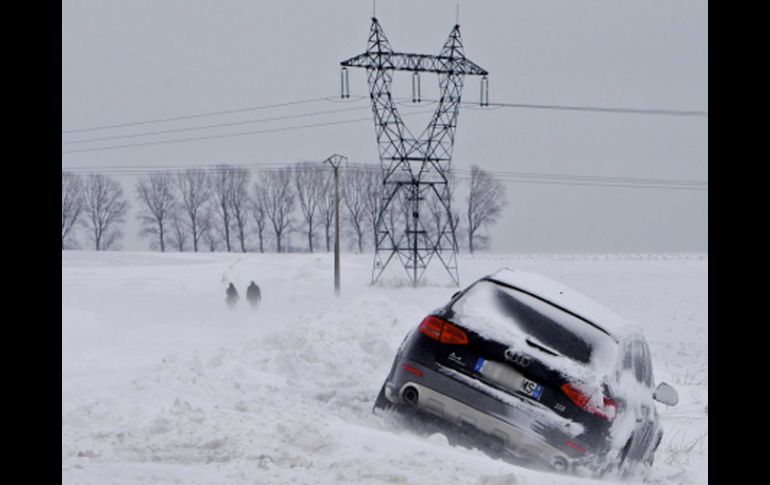 Un vehículo permanece bloqueado por la nieve que invade a varios países de Europa. EFE  /