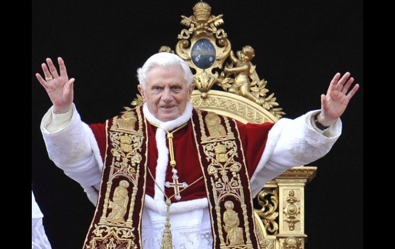 El papa Benedicto XVI desde el balcón de la Basílica de San Pedro del Vaticano. EFE  /