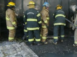 Elementos del H. Cuerpo de Bomberos trabajaron para extinguir las llamas en el inmueble. ARCHIVO  /