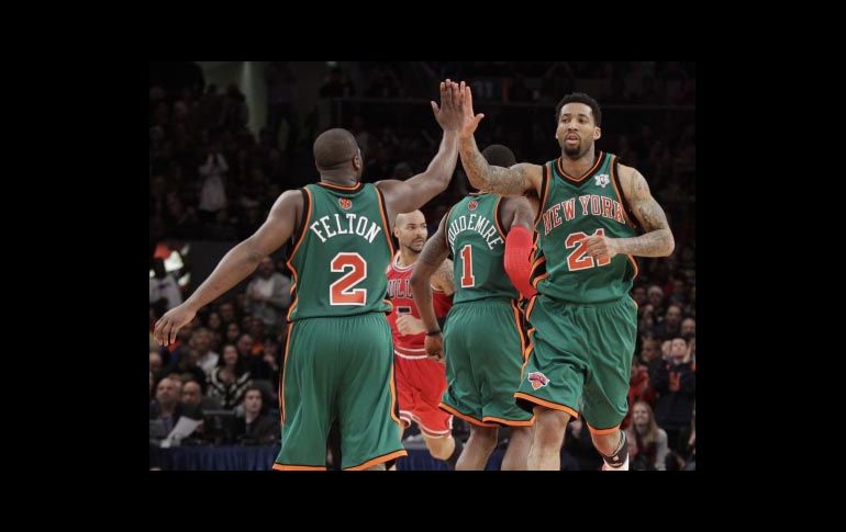 Los Knicks de Nueva York festejaron su triunfo sobre Chicago. AP  /